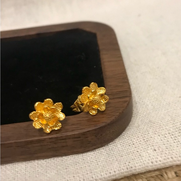 New- Flower Stud Earring, Gold Stud Earring for Women, Gold Earring, Studs, Gift - Picture 7 of 8